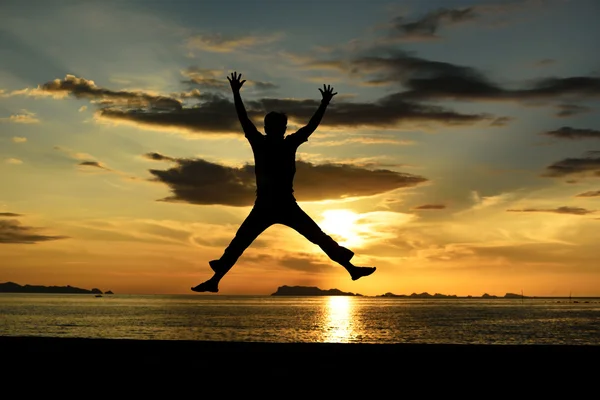 Силует стрибаючого чоловіка на пляжі — стокове фото