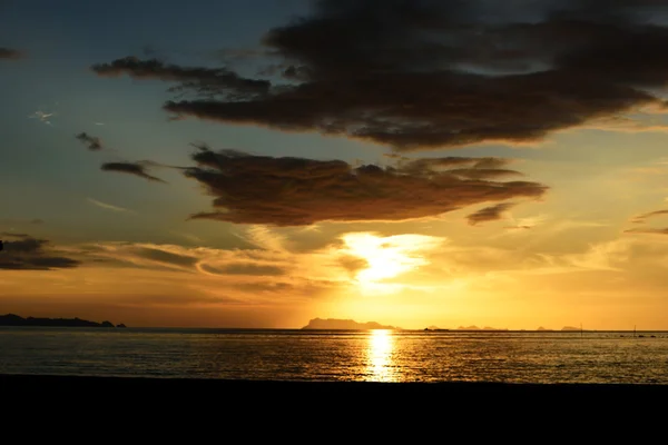 Strand am Meer bei Sonnenuntergang — Stockfoto