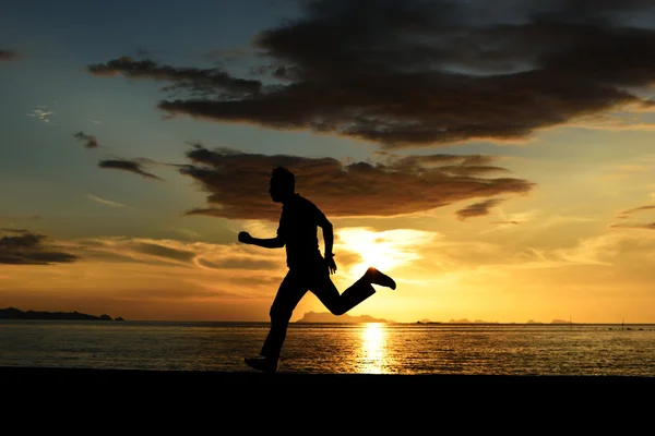 Silhouette de running man sur la plage — Photo