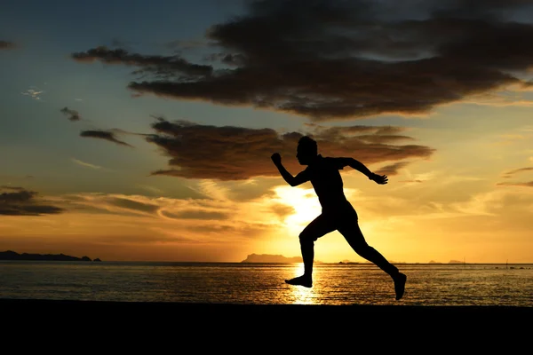 Силует стрибаючого чоловіка на пляжі — стокове фото