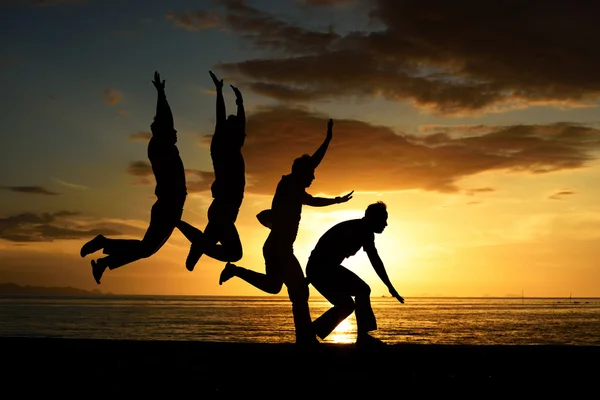 Hombres saltando y corriendo en la playa —  Fotos de Stock