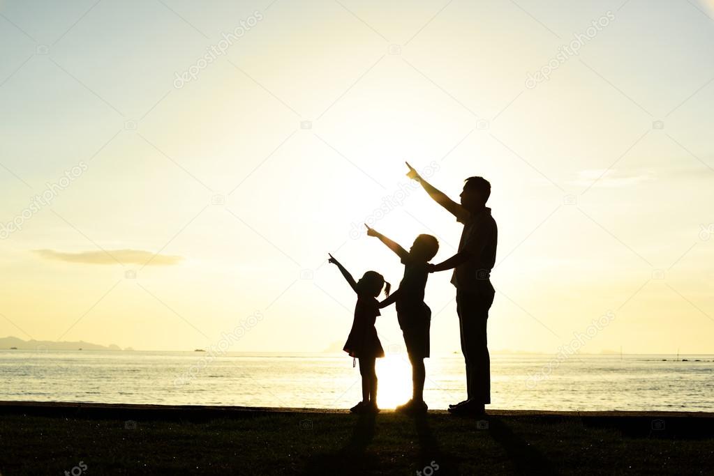 Silhouette De Famille Sur La Plage Photographie Arztsamui