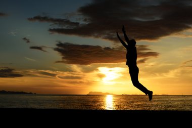 Adam kumsalda atlama siluet