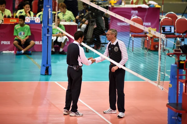 Referees on volleyball court — Stock Photo, Image