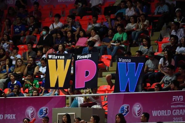 Ventilateurs au Grand Prix mondial de volleyball — Photo