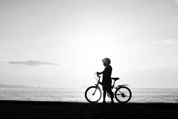 해변에 자전거와 소년의 실루엣 — 스톡 사진