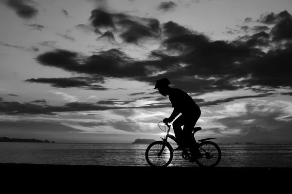 自行车在海滩上的人的剪影 — 图库照片