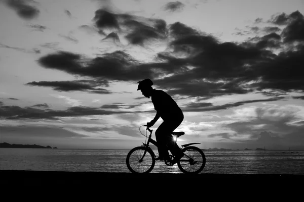 Silhouette d'homme avec vélo sur la plage — Photo