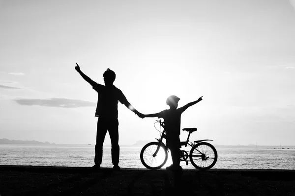 Vater und Junge mit Fahrrad am Strand — Stockfoto