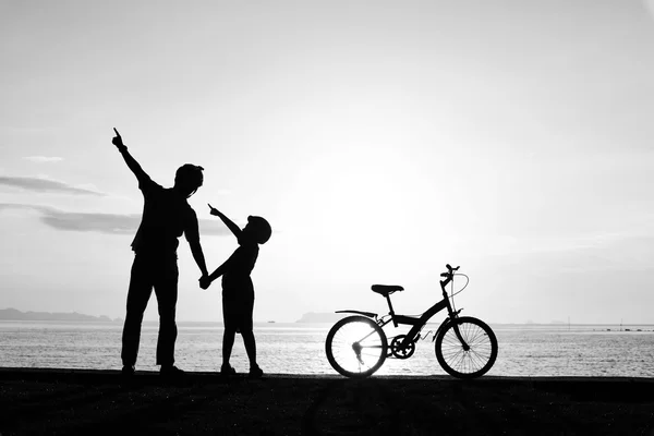 Father and boy with bicycle on beach — Stock Photo, Image