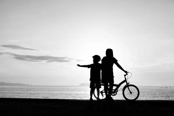 Madre y niño con bicicleta en la playa — Foto de Stock