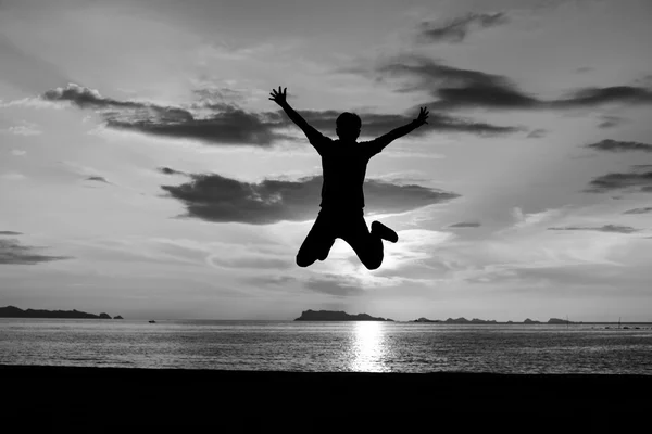 Silhouette d'homme sautant — Photo