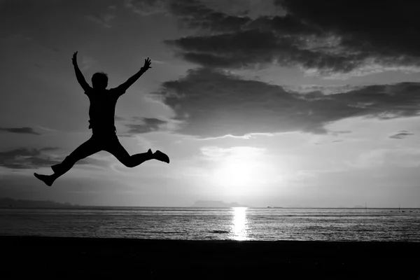Silhueta de homem pulando — Fotografia de Stock