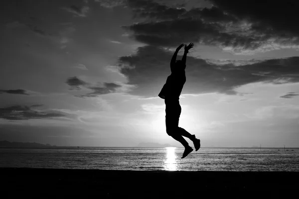 Silueta del hombre saltando — Foto de Stock