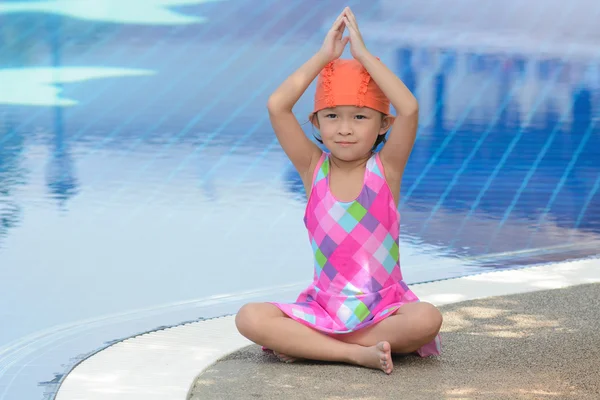 Asiática menina na piscina — Fotografia de Stock