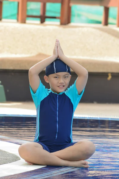 Asiatico piccolo ragazzo a piscina — Foto Stock