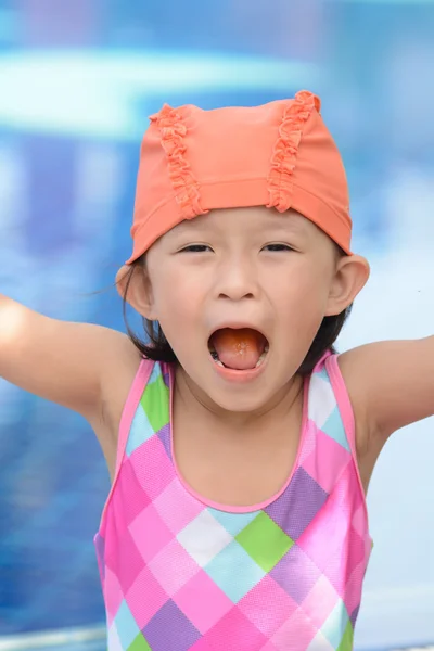 亚洲小女孩在游泳池 — 图库照片