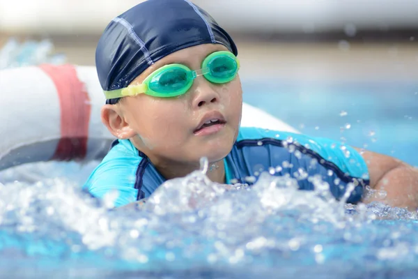 Petit asiatique garçon natation — Photo