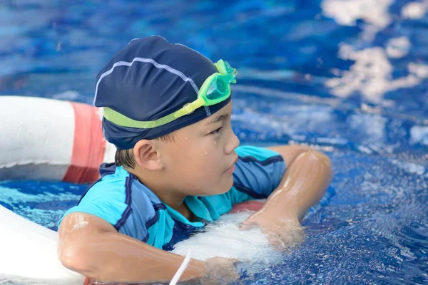 Piccolo asiatico ragazzo nuoto — Foto Stock