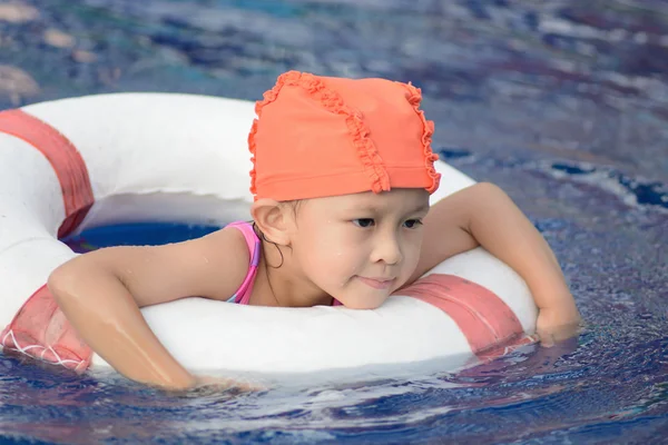 Kleine asiatische Mädchen schwimmen — Stockfoto