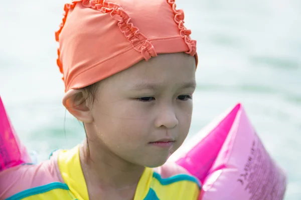 Asiatiska liten flicka på pool — Stockfoto