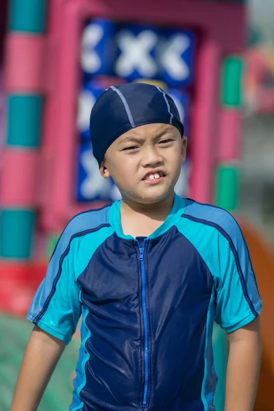 Asiático menino na piscina — Fotografia de Stock