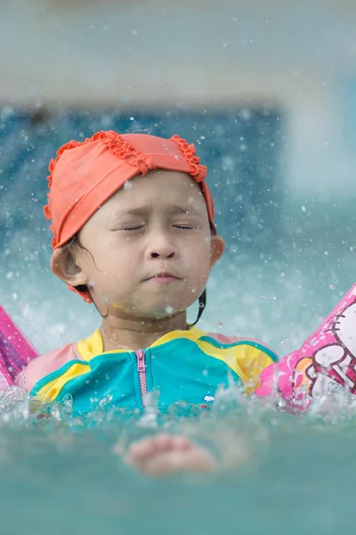 Asiatiska liten flicka på pool — Stockfoto