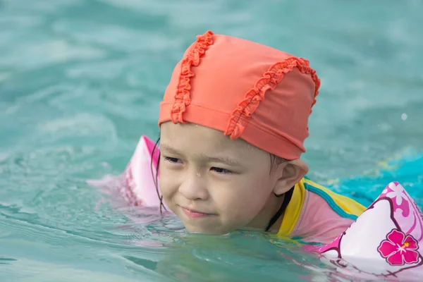 亚洲小女孩在游泳池 — 图库照片