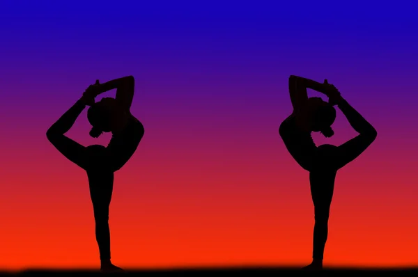 Two women practicing yoga — Stock Photo, Image