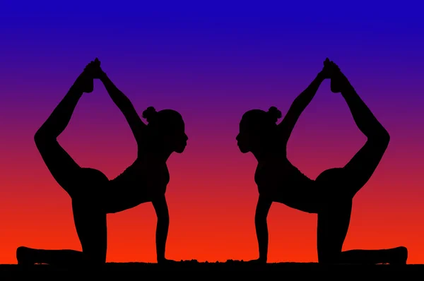 Due donne che praticano yoga — Foto Stock