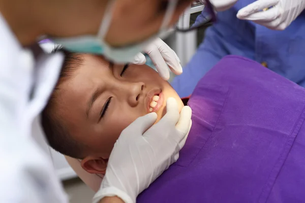 Menino na extração do dente — Fotografia de Stock
