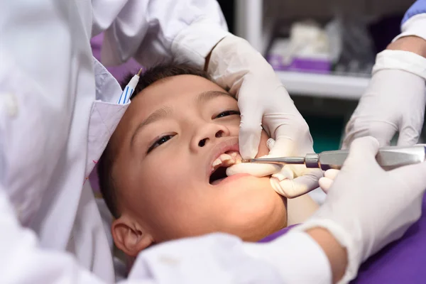 Menino na extração do dente — Fotografia de Stock