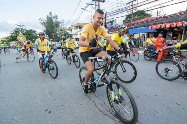 Ποδήλατο για τον μπαμπά εμφάνιση στοΤαϊλάνδη — Φωτογραφία Αρχείου