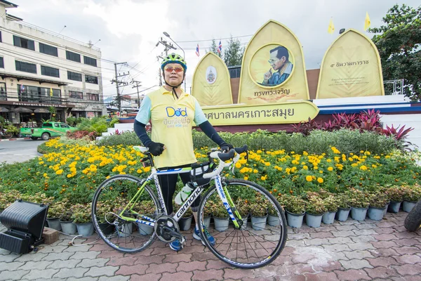 아빠 보기 inthailand에 대 한 자전거 — 스톡 사진