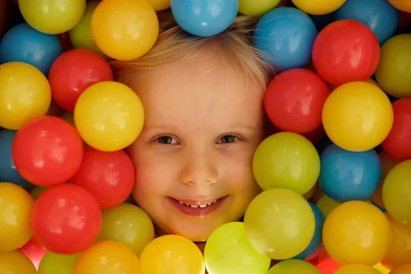 Chica Sonriente Con Bolas Colores Bolas Colores Chica Jugando Con —  Fotos de Stock