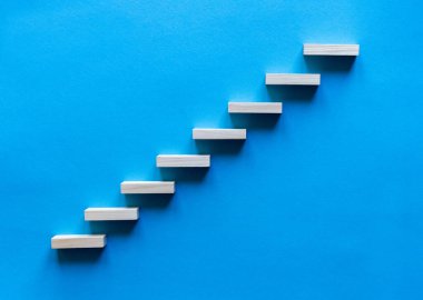 Tahta çiviler merdiven oluşturuyor. Ahşap merdivenler, işin terfisini gösteriyor. İş terfi merdivenleri cennete. Mavi gökyüzüne giden merdivenler. Ahşap merdivenler. İş başlasın. Terfi ve yükselme.