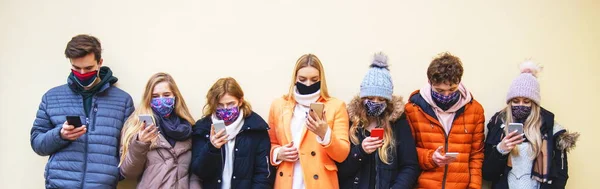 Amigos Multirraciales Usando Móviles Con Mascarilla Facial Amigos Jóvenes Usando — Foto de Stock