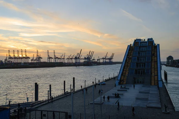 Hamburgo Alemanha Paisagem Portuária Anoitecer Vista Para Prédio Escritórios Dockland — Fotografia de Stock