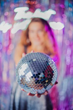 Yeni yıl mekanında parlak elbiseli bir kız.