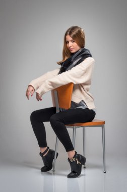 bir sandalye ile stüdyoda poz kız