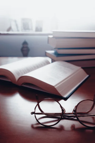 Alte Bücher und eine Vintage-Brille — Stockfoto