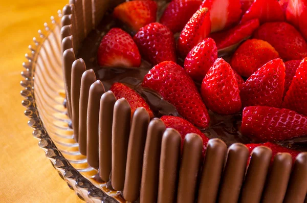 Chocolade en aardbei taart — Stockfoto