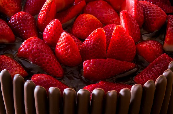 Chocolade en aardbei taart — Stockfoto