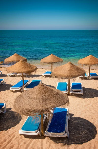 Strandmotiv med blå madrasser — Stockfoto