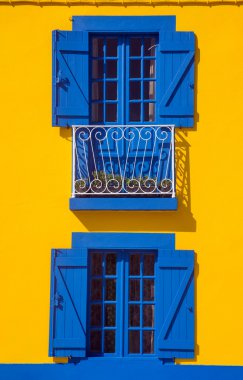 Kırsal bir evin duvarında mavi pencere