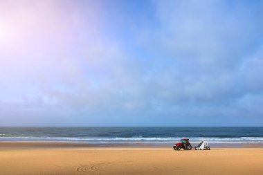 Boş bir plaj temizleme traktör