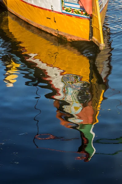 Reflexão de um típico barco moliceiro — Fotografia de Stock