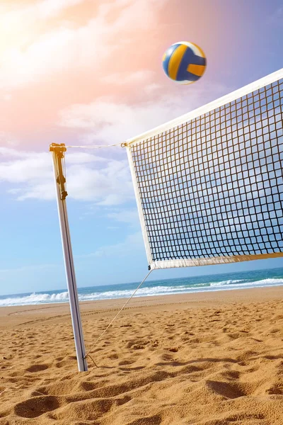 Escena de playa con una bola de red y voleibol — Foto de Stock