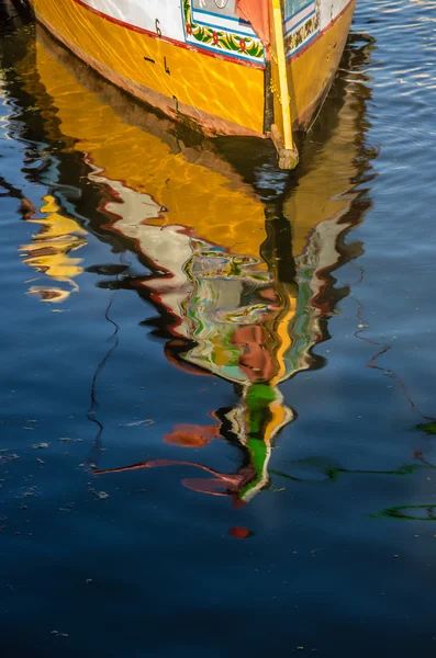 Reflexão do barco Moliceiro — Fotografia de Stock