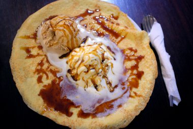 karamelli dondurma krep üstü